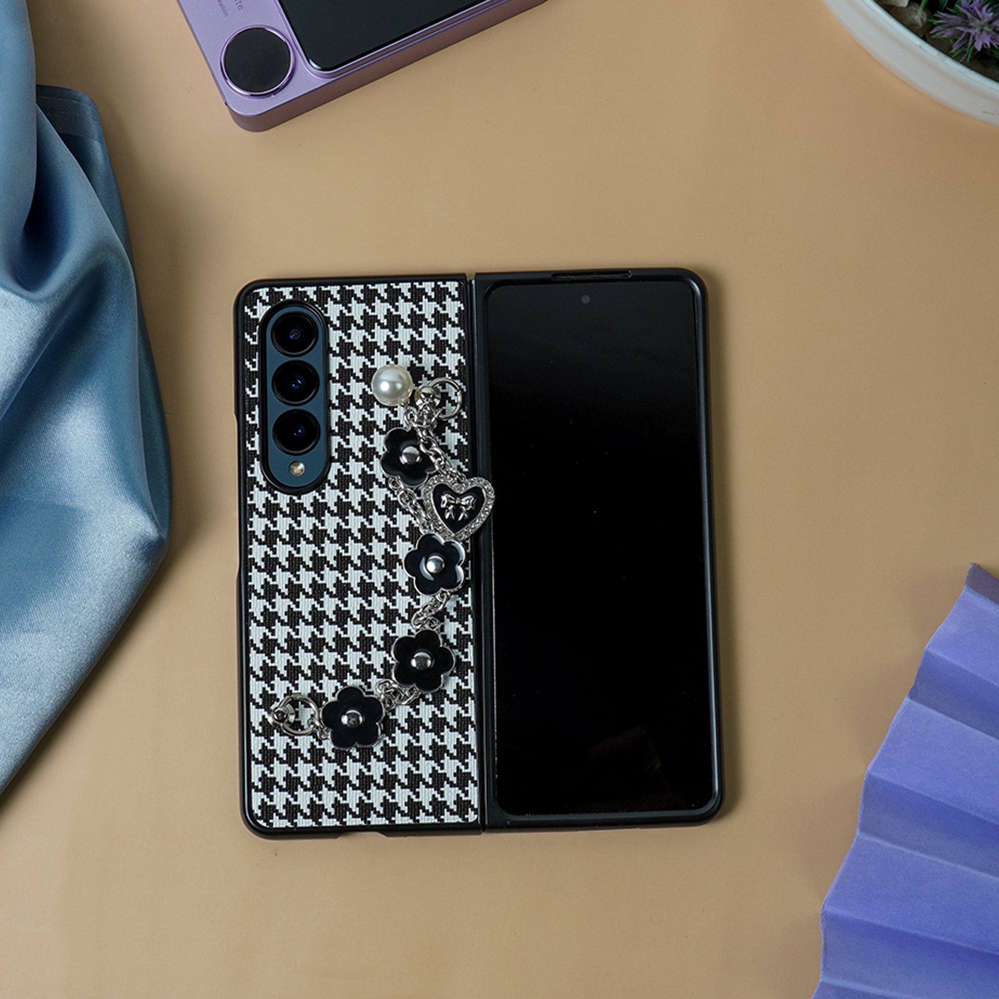 Galaxy Z Fold4 Houndstooth Pattern Case with Bracelet